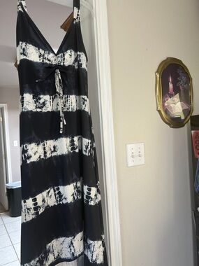 Black & White Tie-Dye V-Neck Maxi Dress